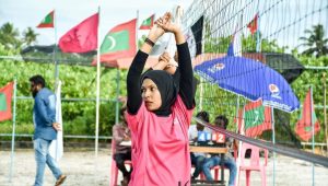 ޒައިނާ: އިދިކޮޅު ޓީމަށް ބޯޅަ ބްލޮކު ކުރުމަށް އަތް ނަގައިގެން -އަދިވެސް ފޮޓޯ: އަހުމަދު އާސިފް/ފިޔޯރީ