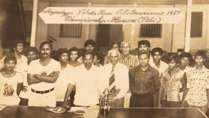 މިއީ މަޖީދިއްޔާގެ ކުޅިވަރު މުބާރާތެއްގެ ތެރެއިން. 1977ގެ ޓީ.ޓީ. މުބާރާތް. ލިޔުމުގައި ނަންގަނެވިފައިވާ ބައެއް މުދައްރިސުން ކަމުގައިވާ މރ. ސަމަރުސޭކަރާއާއި މރ. ޑިސަނަޔާކާ ފެނޭ. އޭގެ އިތުރުން. މރ. އަރުލްރާޖާއާއި އޭރުގެ ނާޒިރު އަލީ އަޚްތަރު ޒައިދީ ވެސް ފެނޭ