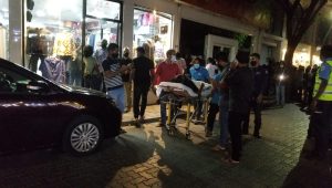 ރައީސް ނަޝީދަށް އަމާޒުކޮށް ބާރުގަދަ އެއްޗެއް ގޮއްވާލުމުން ޒަހަމްވީ ބިދޭސީ މީހާ ހޮސްޕިޓަލަށް ގެންދަނީ. -އަދިވެސް ފޮޓޯ