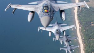 Ein F-16-Kampfflugzeug der rumänischen Luftwaffe (oben) und F-16-Kampfflugzeuge der portugiesischen Luftwaffe, die an der Baltic Air Policing Mission der Nato im Baltikum teilnehmen, operieren am Montag, 22. Mai 2023 im litauischen Luftraum. +++ dpa-Bildfunk +++
