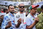 ބަނގްލަދޭޝްގައި މިއަދު ވޯޓު ލާ ކިއޫއެއްގައި މީހުން މަޑުކޮށްލައިގެން