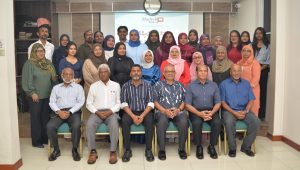 ތަމްރީން ޕްރޮގްރާމްގެ ބައިވެރިންނާއެކު ޚާއްސަ މެހެމާނުން ފޮޓޯއަކަށް މަޑުކުރައްވައިގެން... - --ފޮޓޯ: ޝަހީބު މީޑިއާ