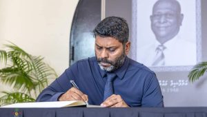 މައްލާގެ ތައުޒިޔާގެ ދަފުތަރު ހުޅުއްވައިދެއްވައި ސްޕޯޓްސް މިނިސްޓަރު ރާފިއު ލިޔުއްވަނީ... -ފޮޓޯ: ސްޕޯޓްސް މިނިސްޓްރީ