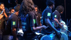 އެޗް.ޑީ.ސީގެ އީދު ޝޯއެއްގައި ބޮޑުބެރު ޖަހަނީ... -ފޮޓޯ: އެޗް.ޑީ.ސީ