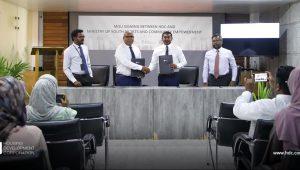 އެޗް.ޑީ.ސީގެ އެޕްރެންޓިސްޝިޕް ޕްރޮގްރާމްގެ އެއްބަސްވުމުގައި ސޮއިކުރުމުގެ ރަސްމީޔާތުގެ ތެރެއިން.. -ފޮޓޯ: އެޗް.ޑީ.ސީ