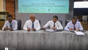 އެޗް.ޑީ.ސީގެ އެޕްރެންޓިސްޝިޕް ޕްރޮގްރާމްގެ އެއްބަސްވުމުގައި ސޮއިކުރުމުގެ ރަސްމީޔާތުގެ ތެރެއިން.. -ފޮޓޯ: އެޗް.ޑީ.ސީ