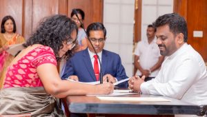 ހަރިނީ އަމަރަސޫރިޔާ (ވ) ލަންކާގެ ރައީސް އަނުރަ ކުމާރަ ޑިސަނަޔަކަގެ އަރިހުގައި ބޮޑު ވަޒީރުކަމާ ހަވާލުވެވަޑައިގަންނަވަނީ