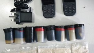 ހިންމަފުށީ އައްސޭރި ޖަލު ސަރަހައްދުން ފެނުނު ތަކެތި -ފޮޓޯ: ޕޮލިސް