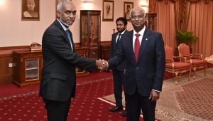 ރައީސް އިބްރާހިމް މުހައްމަދު ސޯލިހް މިއަދު އިންތިހާބީ ރައީސް ޑރ. މުހައްމަދު މުއިއްޒާ ބައްދަލުކުރައްވަނީ