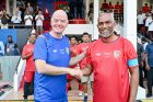 މިއަދުގެ މެޗު ފެށުމުގެ ކުރިން ރައީސުލްޖުމްހޫރިއްޔާ ޑރ. މުހައްމަދު މުއިއްޒު (ކ) ފީފާގެ ރައީސް ޖިއާނީ އިންފެންޓީނޯއާ ގަލޮޅު ދަނޑުގައި ސަލާން ކުރައްވަނީ