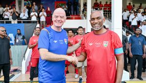 މިއަދުގެ މެޗު ފެށުމުގެ ކުރިން ރައީސުލްޖުމްހޫރިއްޔާ ޑރ. މުހައްމަދު މުއިއްޒު (ކ) ފީފާގެ ރައީސް ޖިއާނީ އިންފެންޓީނޯއާ ގަލޮޅު ދަނޑުގައި ސަލާން ކުރައްވަނީ