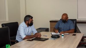 އެއްބަސްވުމުގައި އެޗް.ޑީ.ސީގެ ފަރާތުން މެނޭޖިންގ ޑިރެކްޓަރ ސުހައިލް އަޙުމަދު ސޮއިކުރައްވަނީ -ފޮޓޯ: އެޗް.ޑީ.ސީ