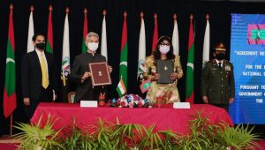 އުތުރުތިލަފަޅު އިންޑިއާގެ ފަރާތުން ތަރައްގީކުރުމުގެ އެއްބަސްވުމުގައި ޑިފެންސް މިނިސްޓަރު މާރިޔާ އާއި އިންޑިއާގެ އެކްސްޓާނަލް އެފެއާޒް މިނިސްޓަރު ސޮއިކުރައްވަނީ (21 ފެބްރުއަރީ 2021) -ފޮޓޯ: އެމް.އެން.ޑީ.އެފް 