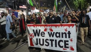 އިންޑިއާގައި 2024 ގައި އަންހެން ޑޮކްޓަރަކު ރޭޕްކޮށް މަރައިލުމުން މުޒާހަރާ ކުރަނީ