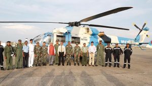 އިންޑިއާ އިން ރާއްޖެއަށް ހަދިޔާކުރި ދެވަނަ ހެލިކޮޕްޓަރު ކައިރީގައި އޭރުގެ ޑިފެންސް މިނިސްޓަރާއި އިސް އޮފިޝަލުން ފޮޓޯ ނަގަނީ