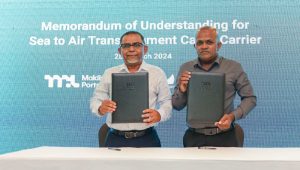 ފަހުމުނާމާގައި ސޮއިކުރެއްވުމަށްފަހު އެމް.އެސް.އެސް އާއި އެމް.ޕީ.އެލްގެ މެނޭޖިން ޑިރެކްޓަރުން (ވ) -ފޮޓޯ: އެމް.ޕީ.އެލް