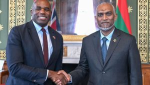 ރައީސުލްޖުމްހޫރިއްޔާ ޑޮކްޓަރ މުޙައްމަދު މުޢިއްޒު (ކ) މި ދިޔަ އަހަރު އިނގިރޭސި ވިލާތަށް ކުރެއްވި ދަތުރުފުޅެއްގައި އިނގިރޭސި ބޮޑުވަޒީރުގެ ނައިބު ޑޭވިޑް ލެމީއާ ބައްދަލުކުރައްވަނީ. މިއީ ބީ.ބީ.ސީ ރިޕޯޓްގައި ޝާއިއުކޮށްފައިވާ ރައީސުލްޖުމްހޫރިއްޔާގެ އޮފީހަށް ނިސްބަތްވާ ފޮޓޯއެއް.