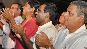 އެމް.ޑީ.ޕީގެ ޖަލްސާއެއްގައި ރައީސް ނަޝީދު އަރިހުގައި ރީކޯ މޫސަ (ކ)