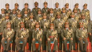 21 އެޕްރީލް 1992ގައި ނަގައިފައިވާ މި ފޮޓޯގައި، އެން.އެސް.އެސްގެ ޖެނެރަލް މައުމޫން އަބްދުލްގައްޔޫމު (ގޮނޑީގައި ކ-3) އަދި ލެފްޓިނެންޓް ޖެނެރަލް އަންބަރީ އަބްދުއްސައްތާރު (ގޮނޑީގައި ކ-4) އަށް. -ފޮޓޯ: ގޫގްލް.