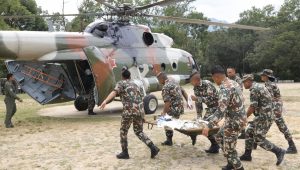 ނޭޕާލްގެ ސިފައިން އިއްޔެގެ ކުއްލި ފެންބޮޑުވުމުގައި ހާލުގައި ޖެހުނު މީހުން ސަލާމަތްކުރަނީ