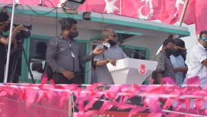 މާފުށީ ކައިރީގައި ޕީޕީއެމް/ޕީއެންސީން ބޭއްވި މުޒާހަރާގައި އަބްދުއްރަހީމް ވާހަކަ ދައްކަވަނީ -ފޮޓޯ: ޕީ.ޕީ.އެމް