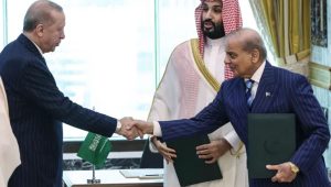 މި ދިޔަ ހުކުރު ދުވަހު ސައޫދީ އަރަބިއްޔާގެ މައްކާގައި މައްކާ މުއާހަދާގައި ސޮއިކުރުމުގެ ރަސްމިއްޔާތުގައި ތުރްކިޔެގެ ރައީސް ރަޖަބު ތޮއްޔިބު އުރުދުގާން (ވ)، ސައޫދީގެ ވަލީ އަހްދު މުހައްމަދު ބިން ސަލްމާން (މ) އަދި ޕާކިސްތާންގެ ބޮޑުވަޒީރު ޝަހްބާޒު ޝަރީފު