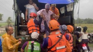 Rescuers evacuate people in Sablayan - Occidental Mindoro province - Philippines