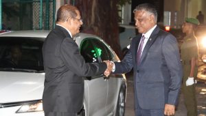 މިނިސްޓަރު ޑރ. އިބްރާހީމް ޙަސަނަށް އަހުމަދިއްޔާގެ ޕްރިންސިޕަލް މުހައްމަދު ރަޝީދު (ވ) މަރުހަބާ ދަންނަވަނީ