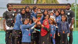 ތުޅާދޫ ދެކުނު ކަންމަތީ ޓީމަށް ލިޔަލާޖެހި ތަށި ހަވާލުކުރަނީ، އަދި ބައެއް ކުދިންގެ ކަރުގައި ލިޔެލާ ޖެހި ރަންމެޑަލް އަޅުވާފައި
