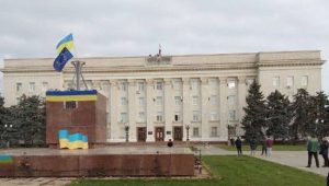 Ukrainian-and-EU-flag-fly-in-Kherson