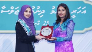 ޑެޕިޔުޓީ އެޓާނީ ޖެނެރަލް އަލްއުސްތާޛާ ޚަދީޖާ ޝަބީން (ކ) ޢައިޝަތު ރީޝާ އަށް އިނާމުދެއްވަނީ -ފޮޓޯ: އަޙްމަދިއްޔާ 