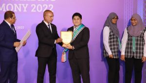 ނާއިޝް ނަސީމަށް އިސްލާމިކް މިނިސްޓަރ ޑރ އަޙްމަދު ޒާހިރު އިނާމު ހަވާލުކޮށްދެއްވަނީ  -ފޮޓޯ: އަހުމަދިއްޔާ