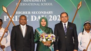 ނަފްޙާއާއެކު ޕްރިންސިޕަލް މުޙައްމަދު ރަޝީދާއި ޑރ. ޢަބްދުﷲ ރަޝީދު (ވ) -ފޮޓޯ: އަހުމަދިއްޔާ