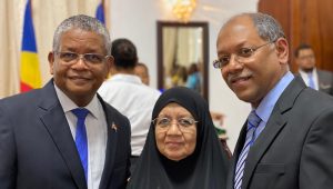 އަނީސާ (މ) ސީޝެލްސްގެ ރައީސް ވެވެލް ރަމްކަލަވަން އަދި ނައިބު ރައީސް، ދަރިކަލުން އަހުމަދު އަފީފާއެކު