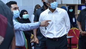 ކޮވިޑާ ގުޅިގެން ކުރަމުންދާ މަސައްކަތްތަކާ ބެހޭ މައުލޫމާތު މިނިސްޓަރު އަމީން ރައީސުލްޖުމްހޫރިއްޔާ އަށް އަރުއްވަނީ. -ފޮޓޯ: ރައީސް އޮފީސް