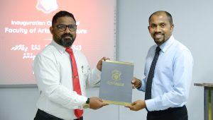ފެކަލްޓީގެ ޑީން ކަމުގެ މަގާމުގެ ލިއުން އަޝްރަފް ޢަލީ އަށް ދެއްވަނީ -ފޮޓޯ: އެވިޑް/ އެފްބީ