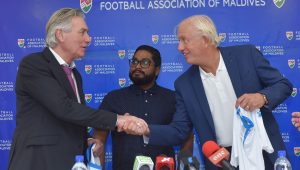 ޤައުމީ ފުޓުބޯޅަ ކޯޗު ކޫޕްމަން އާއި އެފް.އޭ.އެމްގެ ރައީސް ބައްސާމު އަދި އެސިސްޓެންޓް ކޯޗު ރެނޭ ހިޑިންކް -ފޮޓޯ: އެފް.އޭ.އެމް
