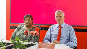 ބީ.އެމް.އެލްގެ ސީ.އީ.އޯ ޓިމޮތީ އަދި ޑިރެކްޓަރ އައިޝަތު ނޫރައްދީން (ވ)