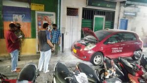 އަލިފާން ރޯވި ޓެކްސީ ކައިރީގައި މީހުން ހަރަކާތްތެރިވަނީ -އަދިވެސް ފޮޓޯ
