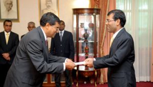 މަޖިލިސް ރައީސް ނަޝީދު (ކ) އާއި އުއްތަމަ ފަނޑިޔާރު މުހައްމަދު މުއައްތަސިމް އަދުނާނު. (15 އޯގަސްޓް 2010)