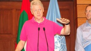 އެމެރިކާގެ ކުރީގެ ރައީސް ކްލިންޓަން ރާއްޖޭގައި ނޫސްވެރިންނާ ބައްދަލުކުރައްވަނީ. 29 މޭ 2005 (ފޮޓޯ: މުހައްމަދު ޝަހީބު)