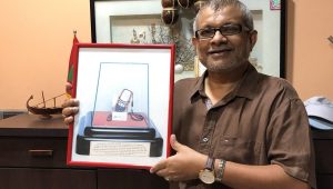 އާސާރުކޮށްފައިވާ ފޯނު ހިމެނޭ ފޮޓޯ ފްރޭމަކާއެކު މުހައްމަދު ޝަހީބު