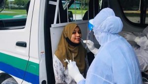 ކޮވިޑަށް ޓެސްޓްކުރުމަށް ކުޅުދުއްފުށީގައި ސާމްޕަލް ނަގަނީ.. -ފޮޓޯ: ކުޅުދުއްފުށި ހޮސްޕިޓަލް/އެފް.ބީ