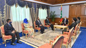 ސިވިލް ސަރވިސް ކޮމިޝަނުގެ މެންބަރުކަމަށް އައްޔަންކުރެއްވި ބޭފުޅުންނާ ރައީސުލްޖުމްހޫރިއްޔާ ބައްދަލުކުރައްވަނީ -ފޮޓޯ: ރައީސް އޮފީސް