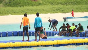 ހއ. ދިއްދޫ ޒުވާން ކުދިންތަކެއް މޫދު ކުޅިވަރު ކުޅެނީ  -އަދިވެސް ފޮޓޯ: ސިނާން
