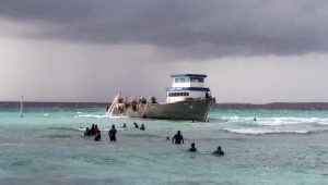 ނޮޅިވަރަންފަރު ނެރުގެ ފައިކައްޓަށް އެރި މުދާ އުފުލާ ދޯނި ފުންކުރުމުގެ މަސައްކަތްކުރަނީ -އަދިވެސް ފޮޓޯ: އަބްދުﷲ މުއާޒު