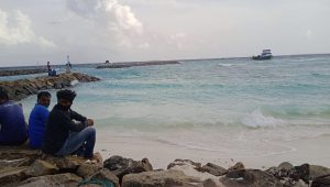 ނޮޅިވަރަންފަރު ނެރުގެ ފައިކައްޓަށް އެރި މުދާ އުފުލާ ދޯނި ފުންކުރުމުގެ މަސައްކަތް ބެލުމަށް މީހުން އެއްވެފައި -އަދިވެސް ފޮޓޯ: އަބްދުﷲ
