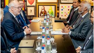 ރައީސުލްޖުމްހޫރިއްޔާ ޑޮކްޓަރ މުހައްމަދު މުއިއްޒު (ކ) އެސްޓޯނިއާގެ ރައީސް ޑޮކްޓަރ އަލާރް ކަރިސްއާއެކު އެސްޓޯނިއާގެ ޑިޖިޓަލް އެޑްވައިޒަރީ ކައުންސިލުގެ ރައުންޑް ޓޭބަލް މަޝްވަރާތަކުގައި