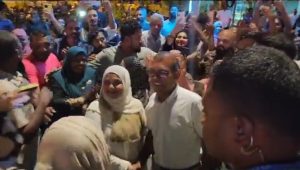 ރައީސް ނަޝީދު، މެޑަމް ފާތުންނާ ސަލާމްކުރައްވައި ފޮޓޯ ނަންގަވަނީ... -ފޮޓޯ: ވީޑިއޯއިން ނަގައިފައި