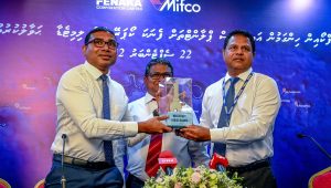 މިފްކޯ އައިސްޕްލާންޓުތަކުގެ މާސްޓަރ ތަޅުދަނޑީގެ ރަމްޒީ ޕްލާކެއް މިފްކޯގެ ސީއީއޯ ފައުޒީ، ފެނަކަ ސީއީއޯ ސައީދަށް ވެދުންކުރައްވަނީ -ފޮޓޯ: ފެނަކަ